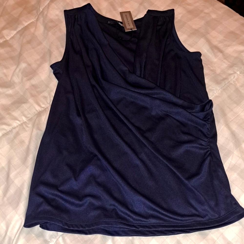 Navy sleevless blouse by Alex & Parker. Size small. NWT.